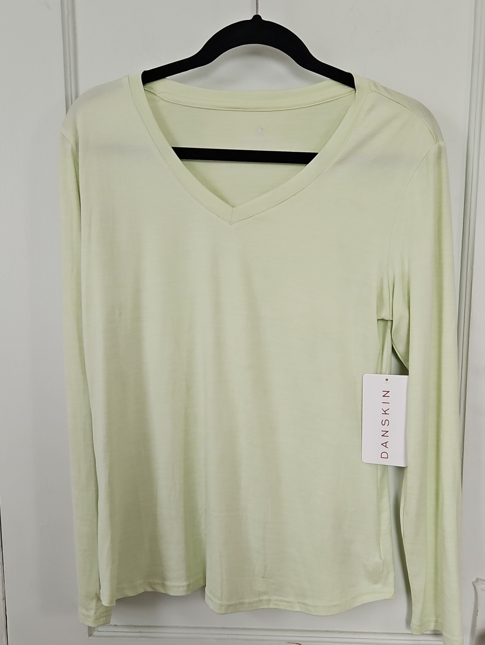 NWT Danskin Light Green Long Sleeve V-Neck Top- M